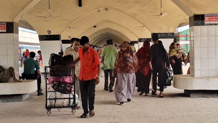 স্বাচ্ছন্দ্যে ঢাকায় ফিরছে মানুষ, বাড়ির পথে অনেকে